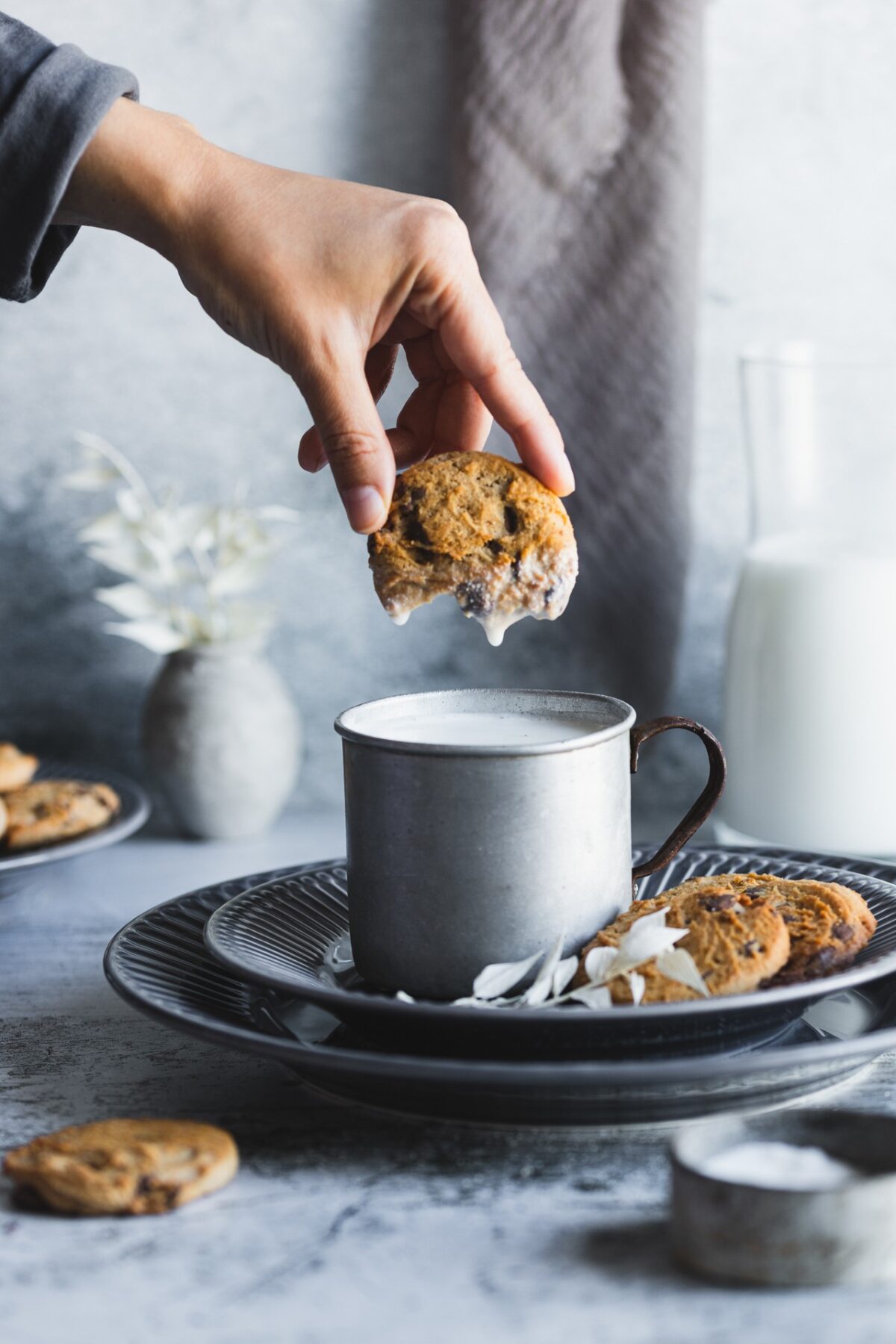 Fotografia kulinarna deser: eleganckie ciastka z czekoladą i mlekiem, creative food styling