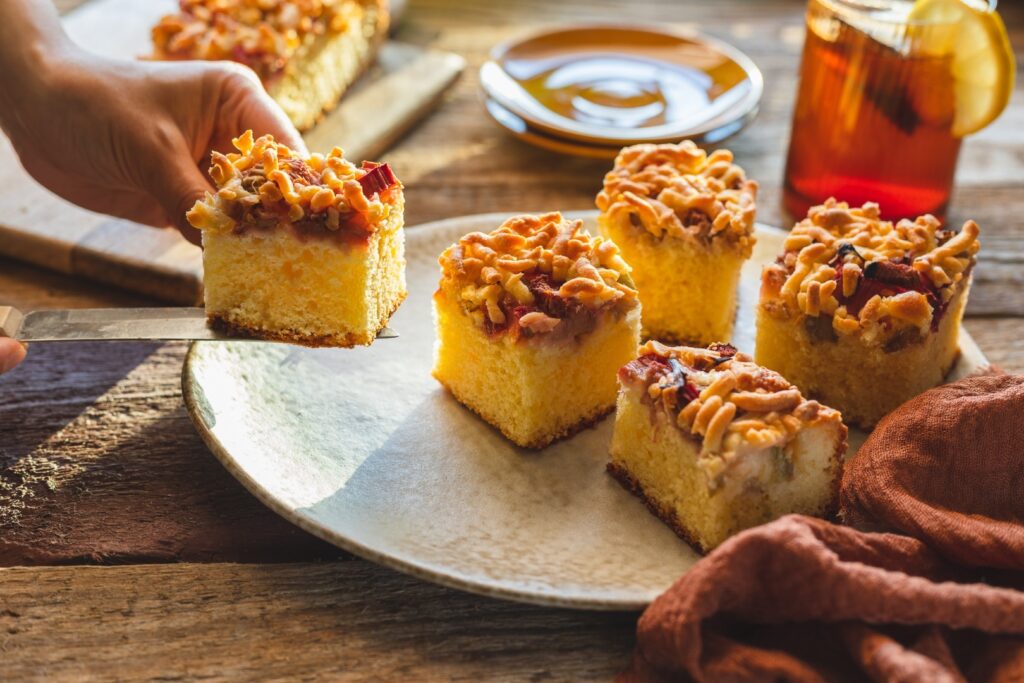 Fotografia kulinarna deser: świeże ciasto drożdżowe z rabarbarem, doskonała stylizacja żywności