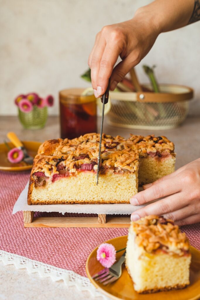 Fotografia kulinarna ciasto: krojone ciasto drożdżowe z rabarbarem, artystyczna aranżacja piekarnicza
