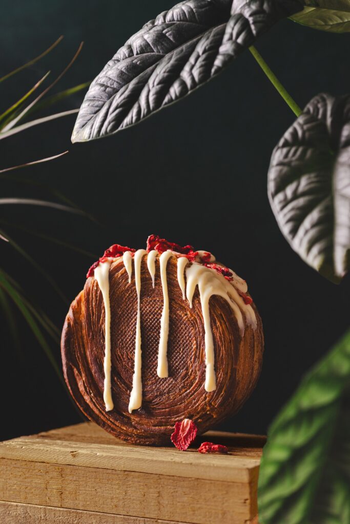 Fotografia kulinarna deseru: świeże croissant rolls z pięknie stylizowaną aranżacją, doskonała stylizacja żywności