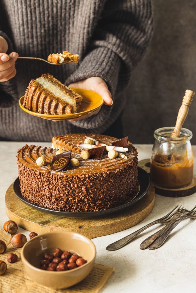 Fotografia kulinarna cukiernia Raszczyk: elegancki torcik toffii, profesjonalna sesja piekarniczo-cukiernicza