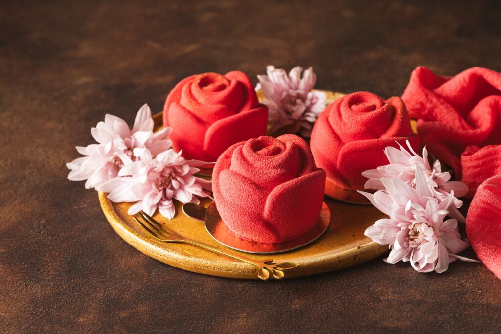 Fotografia kulinarna deser: deserki w kształcie r&oacute;ży na Dzień Kobiet, creative food styling