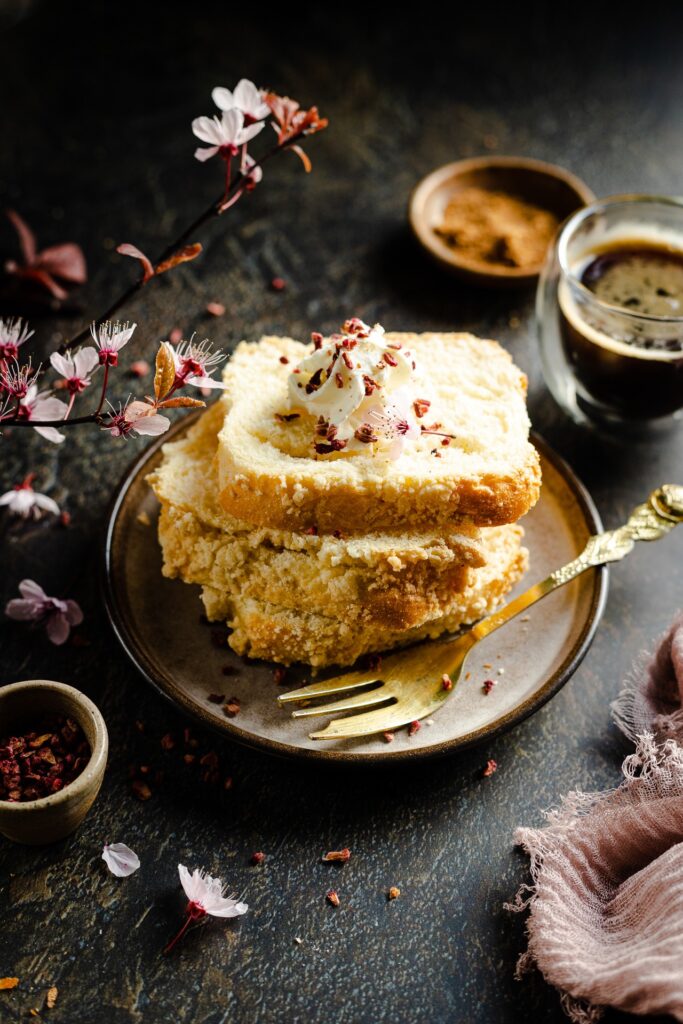Fotografia kulinarna deser: delikatna drożdż&oacute;wka z kruszonką, creative food styling