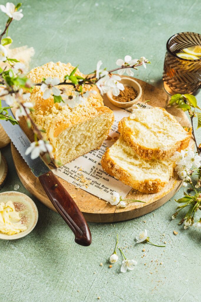 Fotografia kulinarna drożdż&oacute;wka: drożdż&oacute;wka z kruszonką i masłem, profesjonalna sesja piekarnictwa