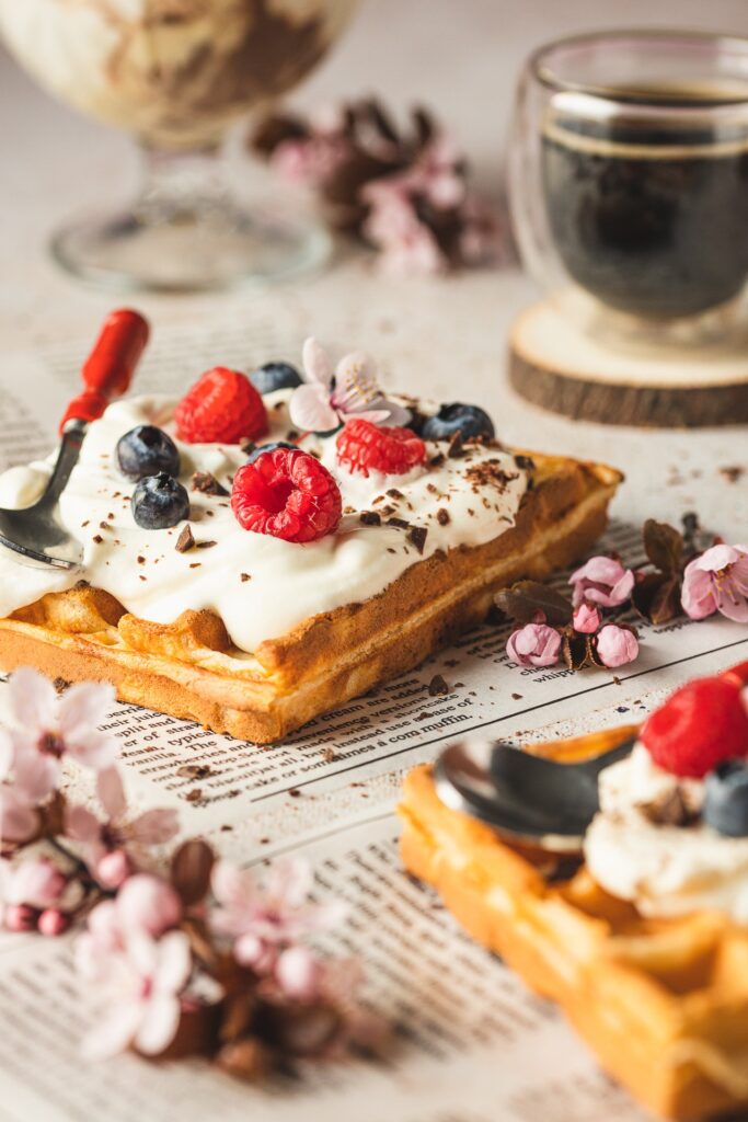 Fotografia kulinarna gofry: słodkie gofry w lokalnej gastronomi u Sopociaka, profesjonalna sesja zdjęciowa