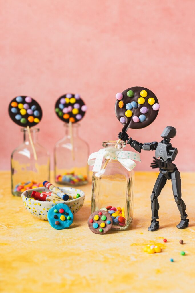 Fotografia kulinarna deser: lizaki czekoladowe z drażetkami na Dzień Dziecka, creative food styling