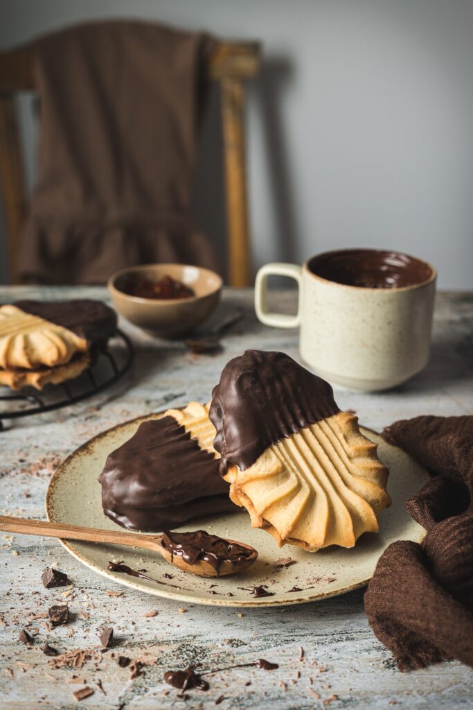 Fotografia kulinarna deser: eleganckie muszelki z cukierni, artystyczna aranżacja piekarnicza