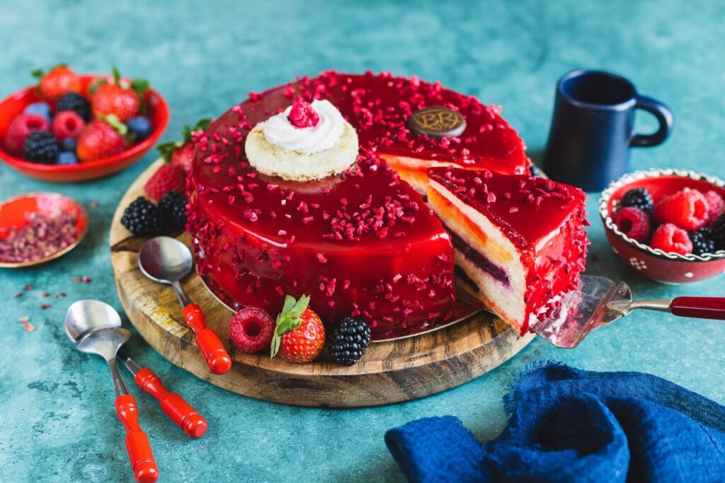 Fotografia kulinarna tort: tort z leśnymi owocami, profesjonalna sesja piekarniczo-cukiernicza