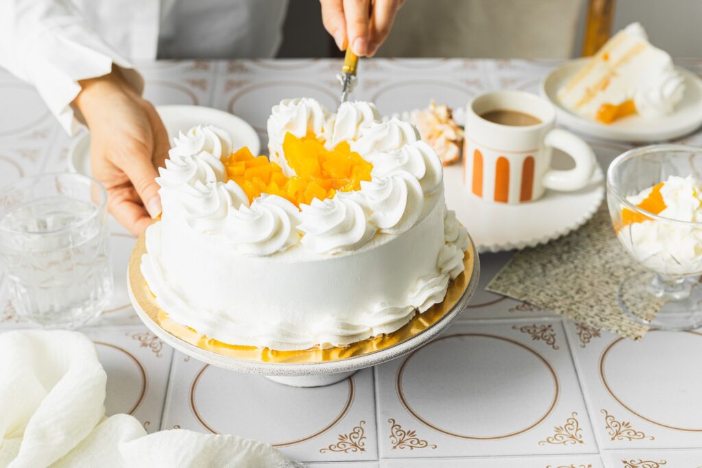 Fotografia kulinarna tort: piękny tort ze świeżymi brzoskwiniami, artystyczna aranżacja