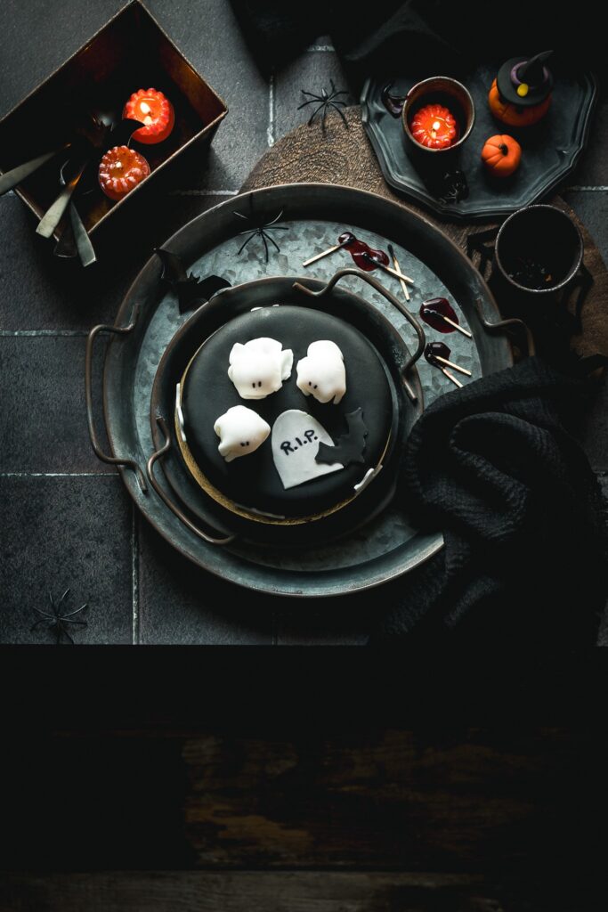 Fotografia kulinarna deseru: tort halloween z dekoracją duszk&oacute;w, creative food styling Posiakow