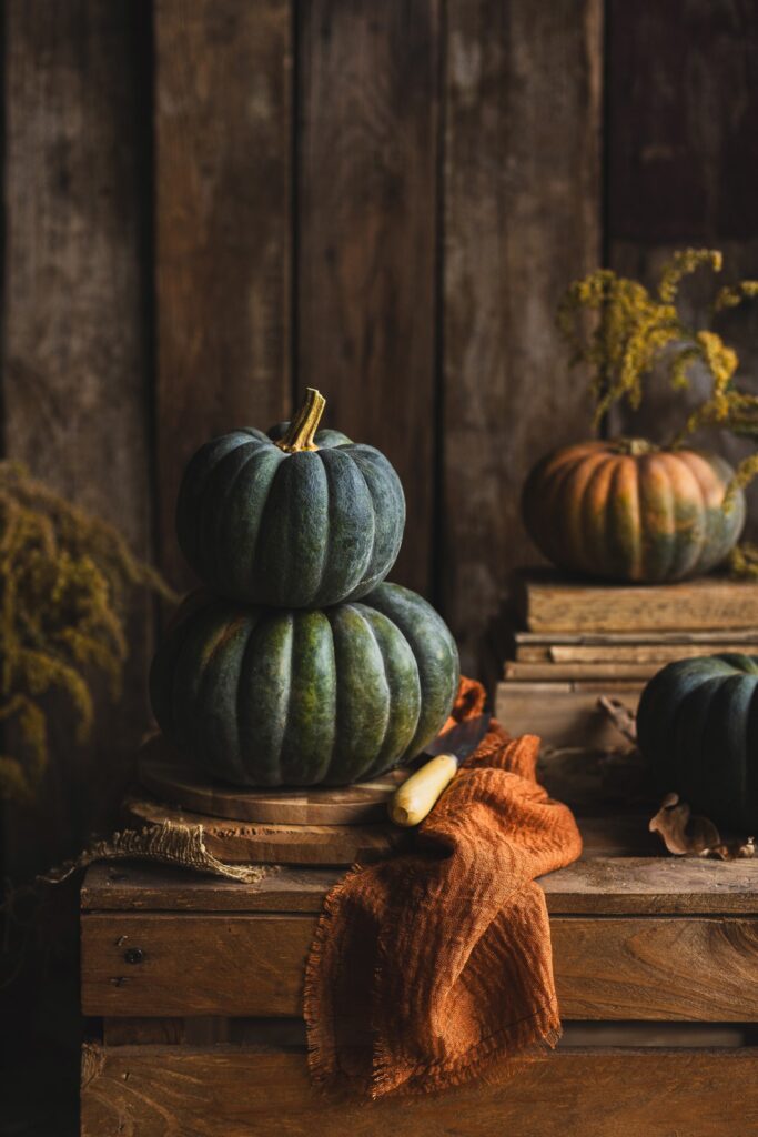 Fotografia kulinarna jesień: artystycznie stylizowane dynie, sezonowa sesja fotograficzna żywności