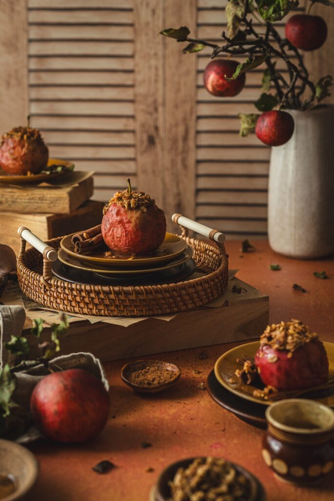 Fotografia kulinarna jesień: pieczone jabłka z kruszonką, sezonowa stylizacja żywności