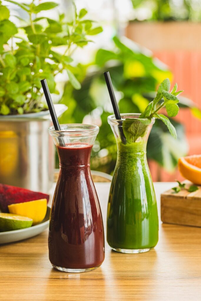 Fotografia kulinarna napoje: kolorowe smoothies w lokalnej kawiarni, profesjonalna sesja Gdańsk