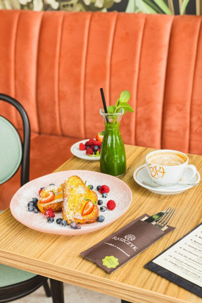 Profesjonalna fotografia kulinarna śniadania na słodko: tostowana chałka z owocami, bor&oacute;wkami i śmietaną, stylizacja autorska Anna Posiakow