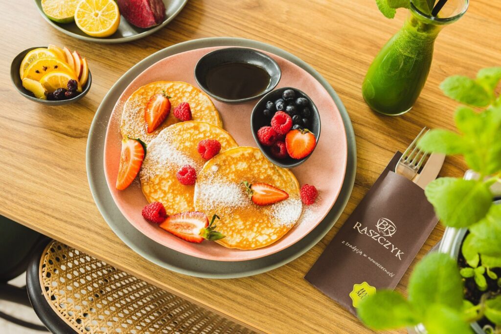 Fotografia kulinarna restauracja: pankejki z owocami i syropem klonowym, profesjonalna sesja zdjęciowa dla lokali gastronomicznych