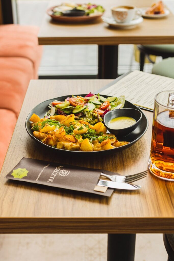 Fotografia kulinarna restauracja: śniadanie z sałatką, warzywami i jajecznicą, profesjonalna sesja dla gastronomi Gdańsk