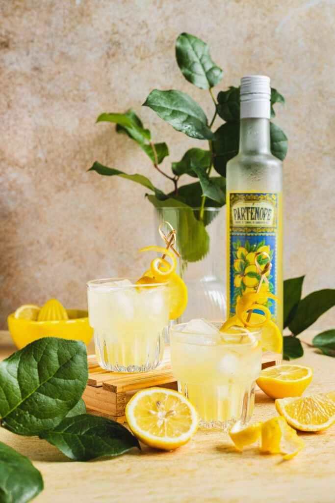 Fotografia kulinarna napoje: odświeżające drinki cytrynowe, profesjonalna sesja fotograficzna napoj&oacute;w