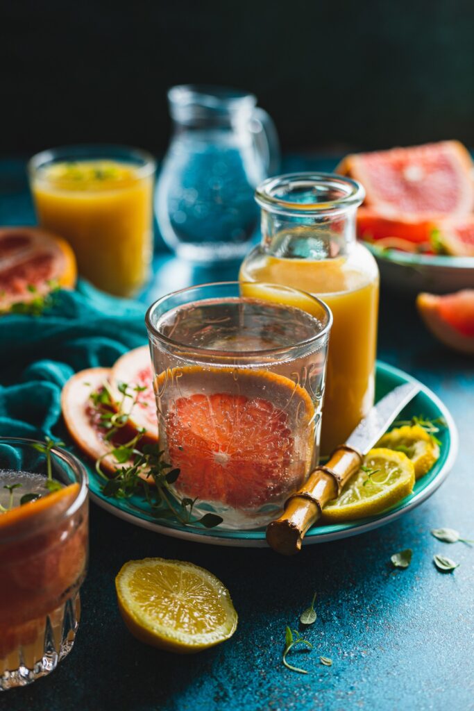 Fotografia kulinarna napoje: świeże soki i woda z cytrusami, profesjonalna sesja napoj&oacute;w