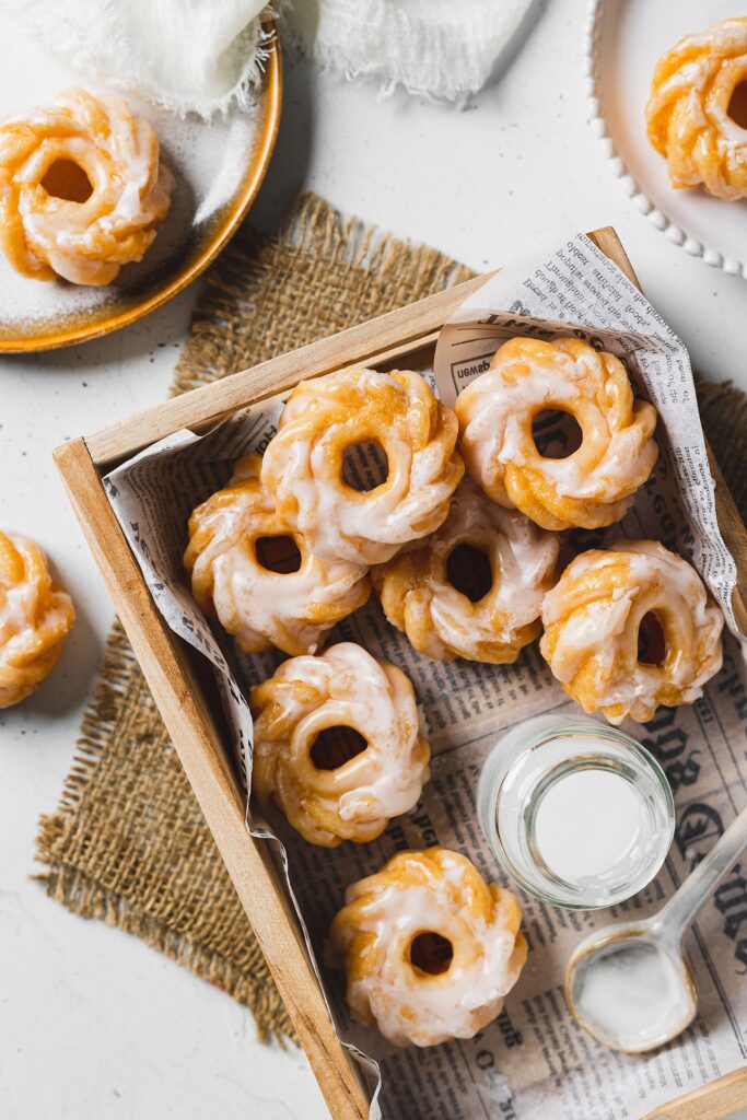 Fotografia kulinarna deser: tradycyjne oponki z lukrem na Tłusty Czwartek, food styling