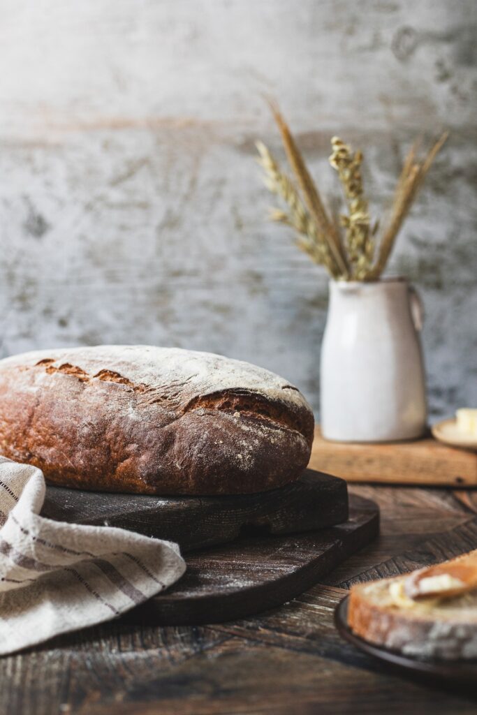 Fotografia kulinarna pieczywo: artystycznie złożony bochenek chleba, profesjonalna sesja wypiek&oacute;w