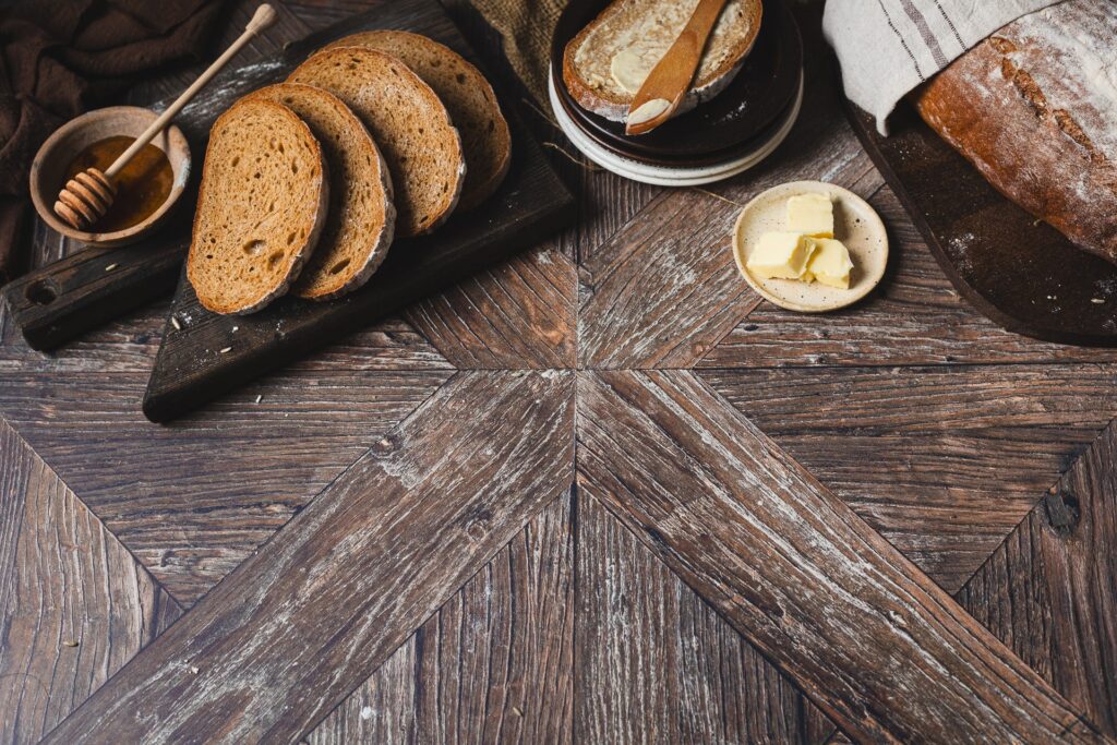 Fotografia kulinarna pieczywo: świeży, aromatyczny chleb, doskonała stylizacja żywności