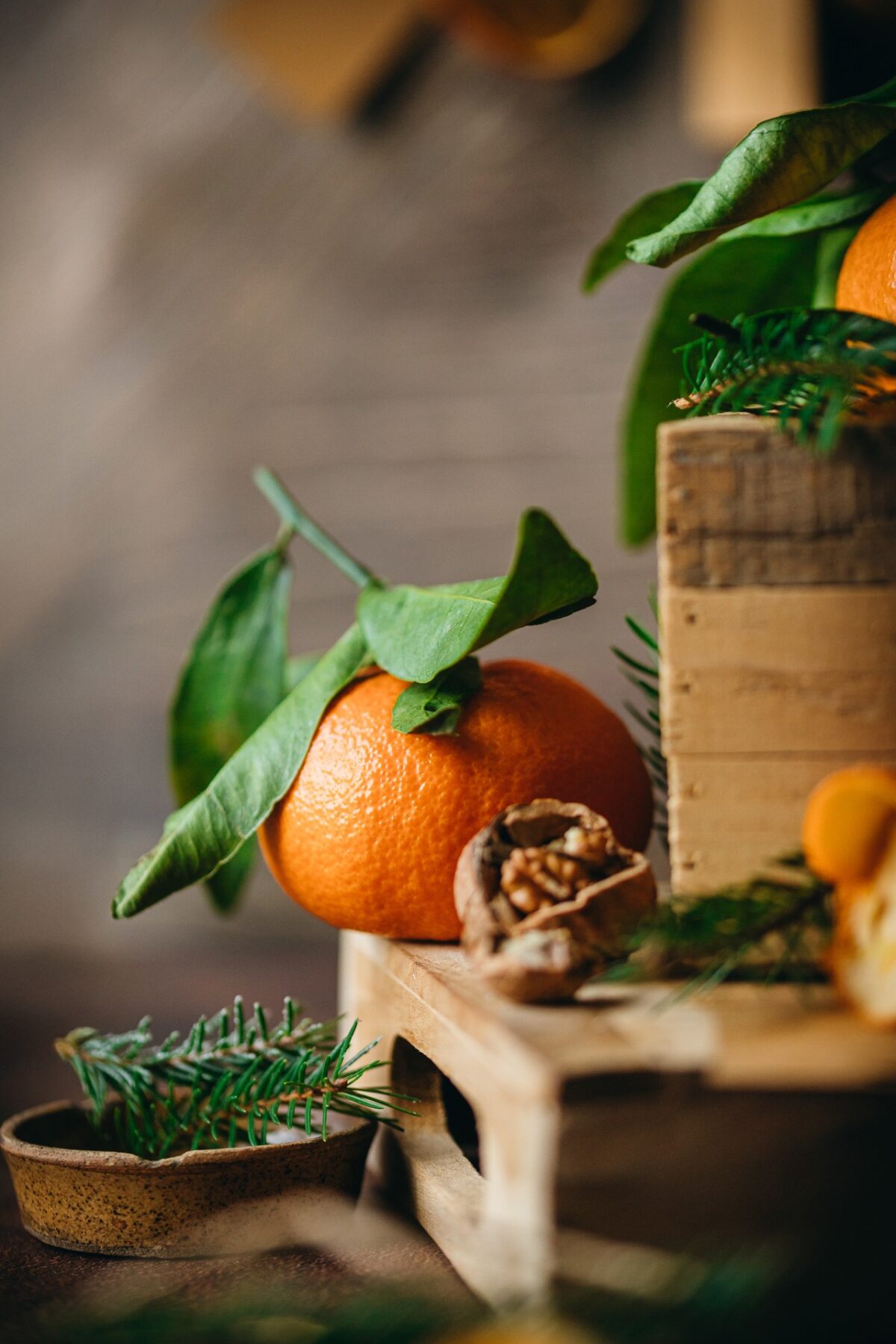 Fotografia kulinarna Święta: orzechy i mandarynki w tematyce bożonarodzeniowej, artystyczna aranżacja