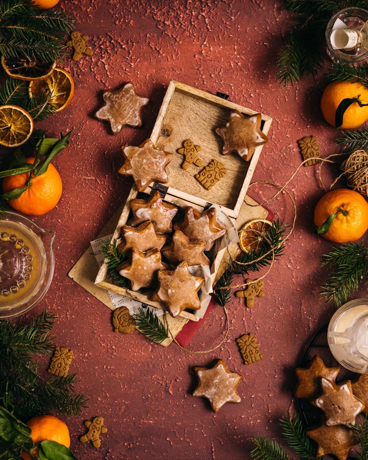 Fotografia kulinarna Święta: tradycyjne pierniki z lukrem, sezonowa stylizacja żywności