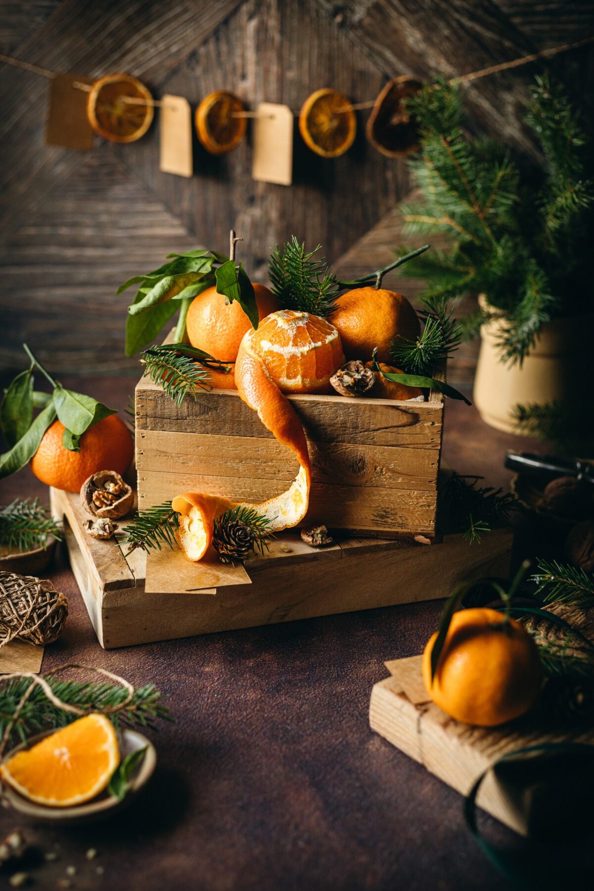 Fotografia kulinarna owoce: świąteczne mandarynki, artystyczna aranżacja sezonowej żywności