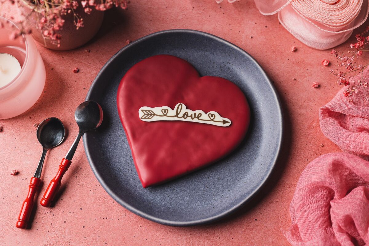 Fotografia kulinarna Walentynki: deser w kształcie serca, romantyczna stylizacja żywności