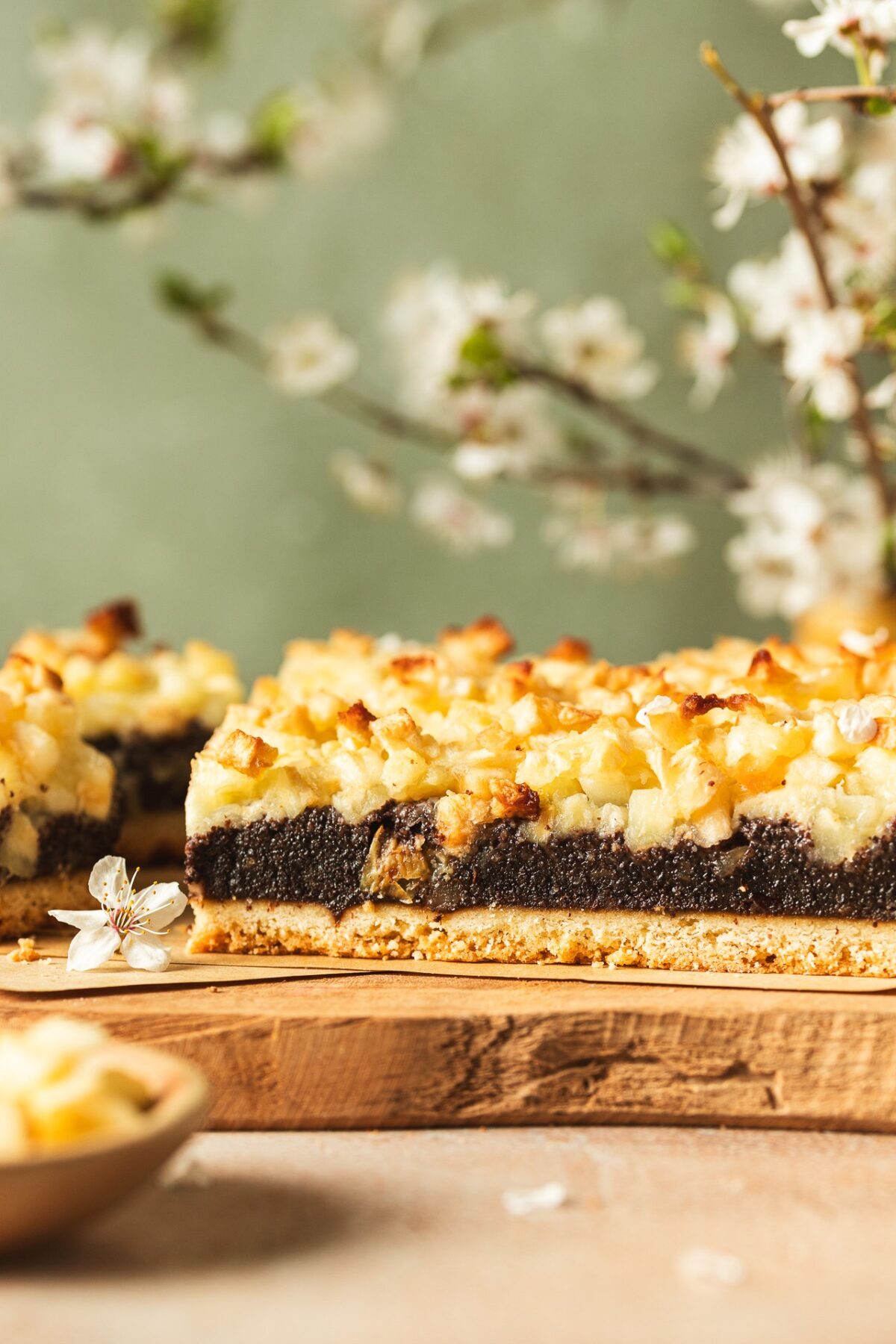 Fotografia kulinarna Wielkanoc: jabłecznik z makiem na Wielkanoc, artystyczna aranżacja