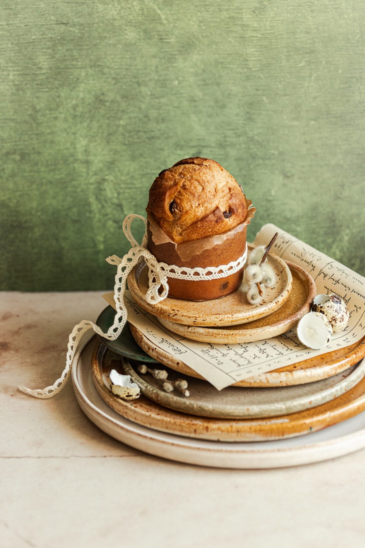 Fotografia kulinarna Wielkanoc: wielkanocny panettone w artystycznej aranżacji, still life