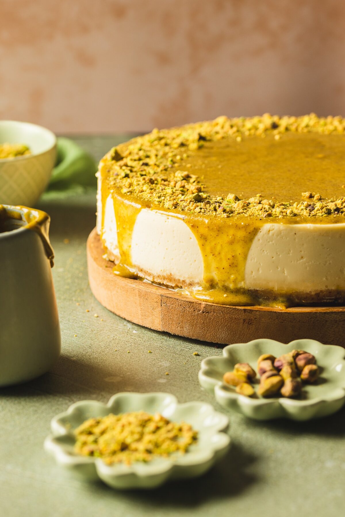 Fotografia kulinarna Wielkanoc: sernik pistacjowy z sosem pistacjowym, profesjonalna sesja piekarnicza
