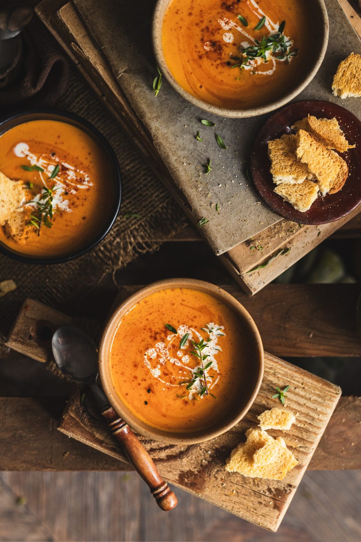 Fotografia kulinarna zupa: dyniowa zupa w pięknej misce, profesjonalna sesja fotograficzna potraw Gdańsk