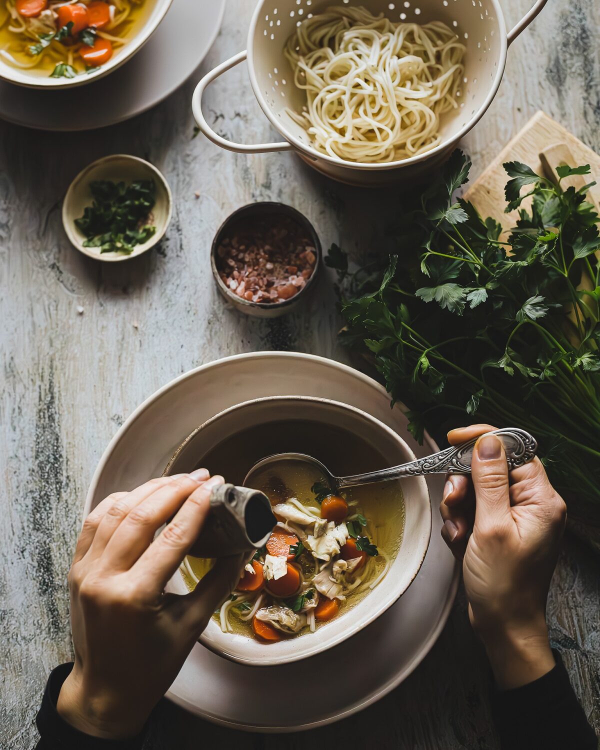 Fotografia kulinarna zupa: tradycyjna zupa ros&oacute;ł z makaronem, profesjonalna sesja fotograficzna potraw