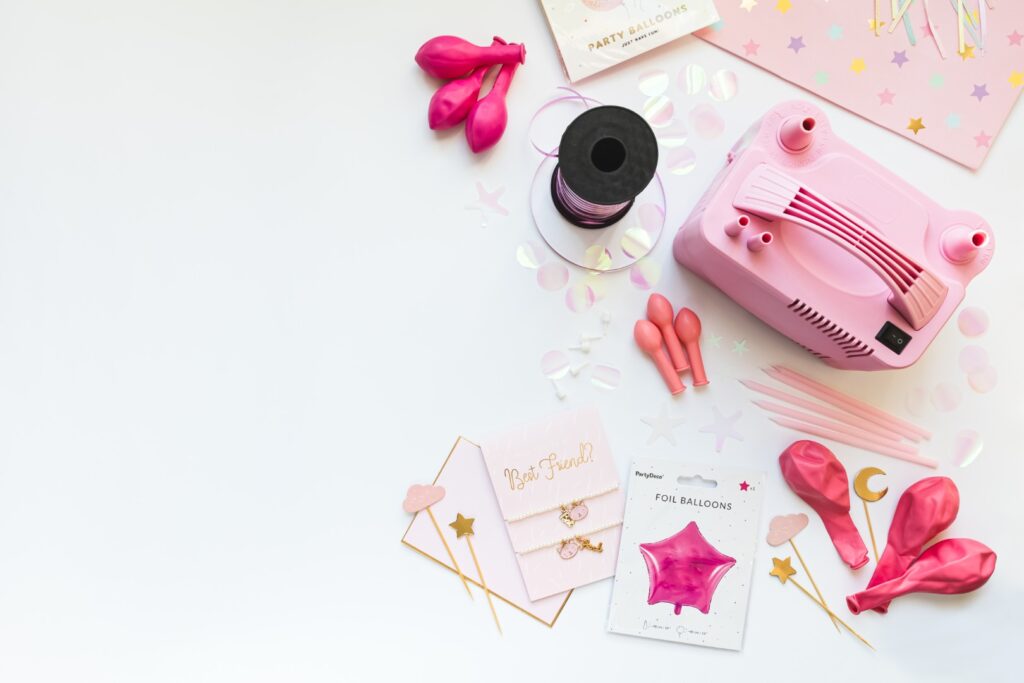 Fotografia produktowa akcesoria: kolorowe balony imprezowe, artystyczna aranżacja produkt&oacute;w