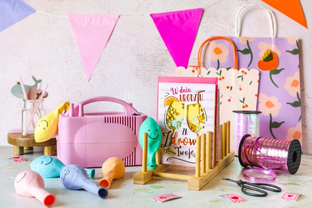 Fotografia produktowa akcesoria: balony i kartki urodzinowe na imprezę, profesjonalna sesja