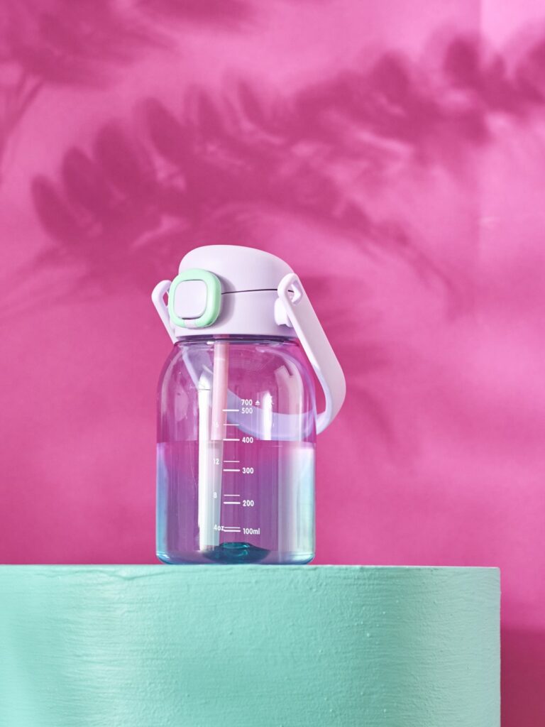 Fotografia produktowa butelka: stylizowana butelka do picia, profesjonalna sesja e-commerce