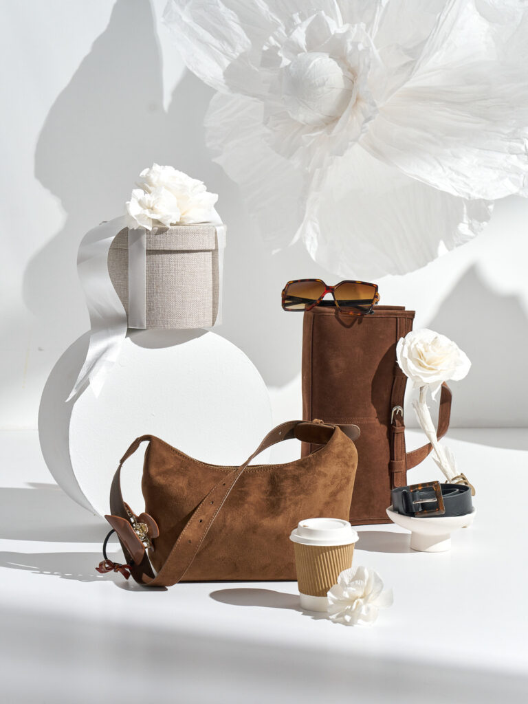 Sesja produktowa akcesoria Dzień Kobiet: brązowe akcesoria damskie w profesjonalnej aranżacji, fotografia e-commerce