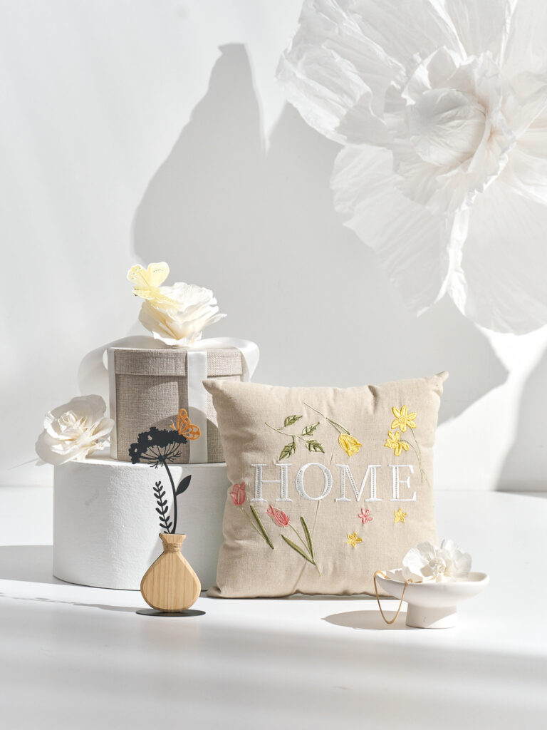 Fotografia produktowa Dzień Kobiet: jasne akcesoria domowe, sesja zdjęciowa e-commerce