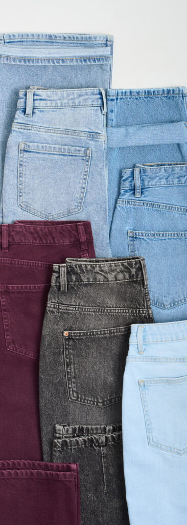 Fotografia produktowa jeansy: kolorowe denimy, profesjonalna sesja e-commerce mody