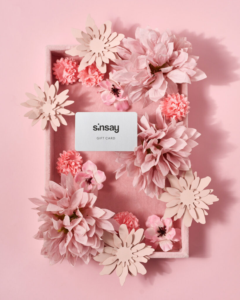 Fotografia produktowa baner: karty podarunkowe Sinsay wersja 3, artystyczna aranżacja