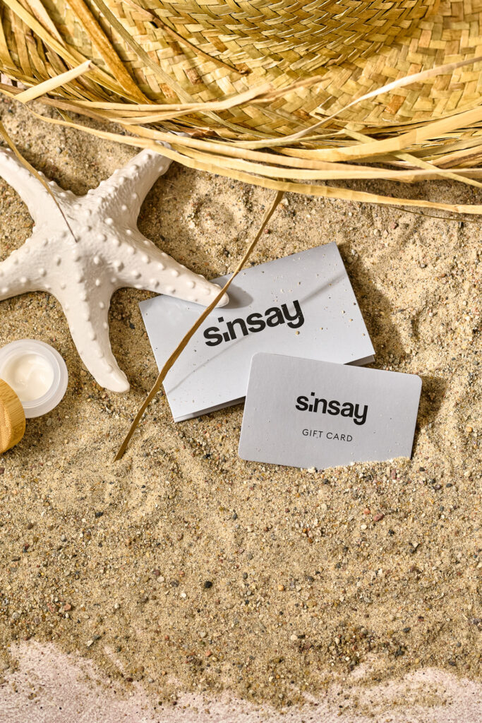 Fotografia produktowa baner: karty podarunkowe Sinsay wersja 4, sesja e-commerce