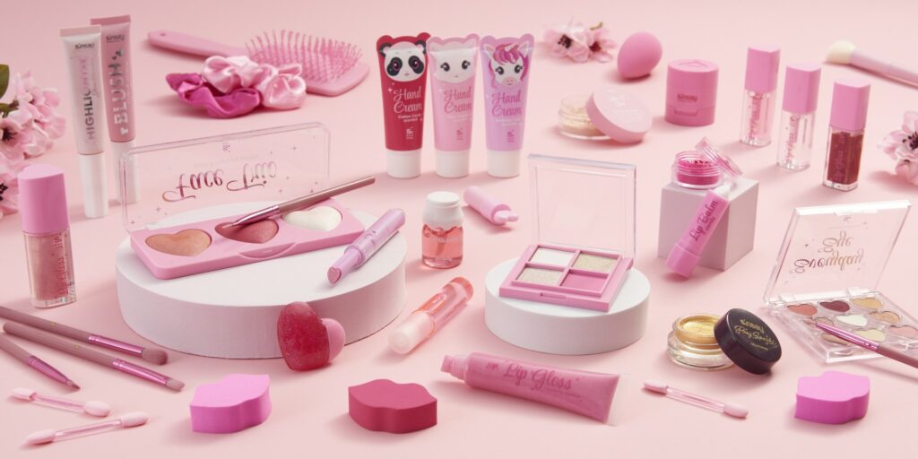 Fotografia produktowa kosmetyki: r&oacute;żowe akcesoria do makijażu, artystyczna aranżacja beauty produkt&oacute;w