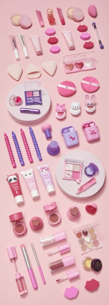 Fotografia produktowa kosmetyki: profesjonalna aranżacja akcesori&oacute;w do makijażu, akcesoria e-commerce