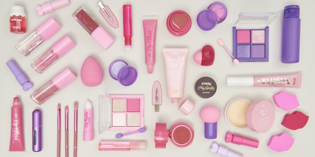 Fotografia produktowa kosmetyki: profesjonalna aranżacja kosmetyk&oacute;w do makijażu