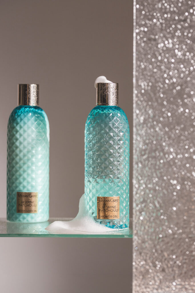 Fotografia produktowa kosmetyki Vivian Gray: żel pod prysznic i balsam do ciała Jasmine Patchouli