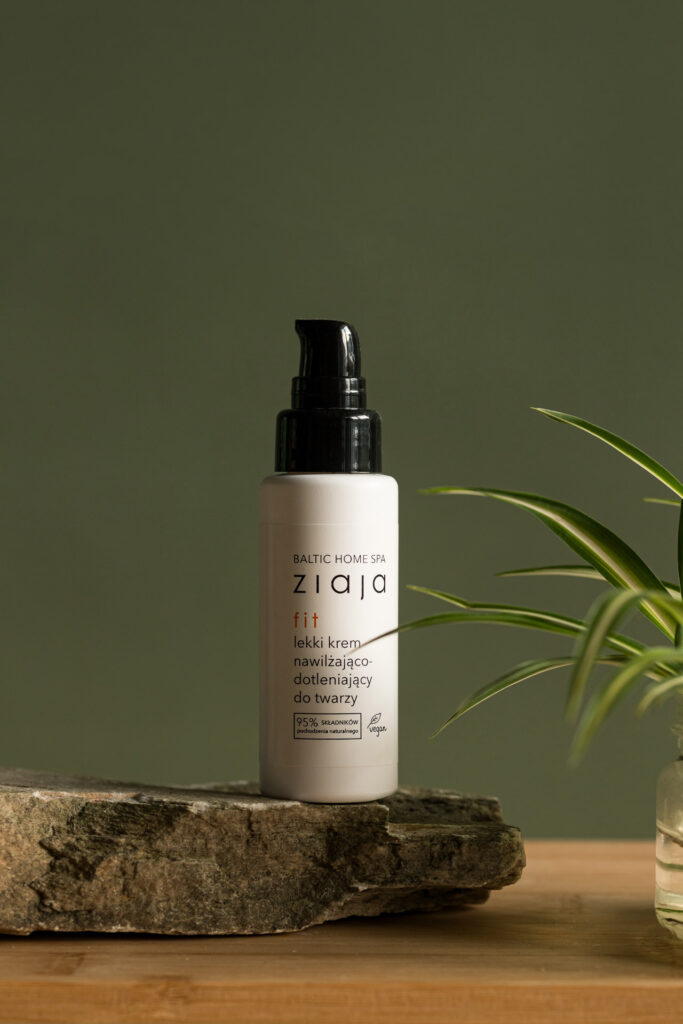 Fotografia produktowa kosmetyki ZIAJA: elegancki krem do twarzy, packshot produktu