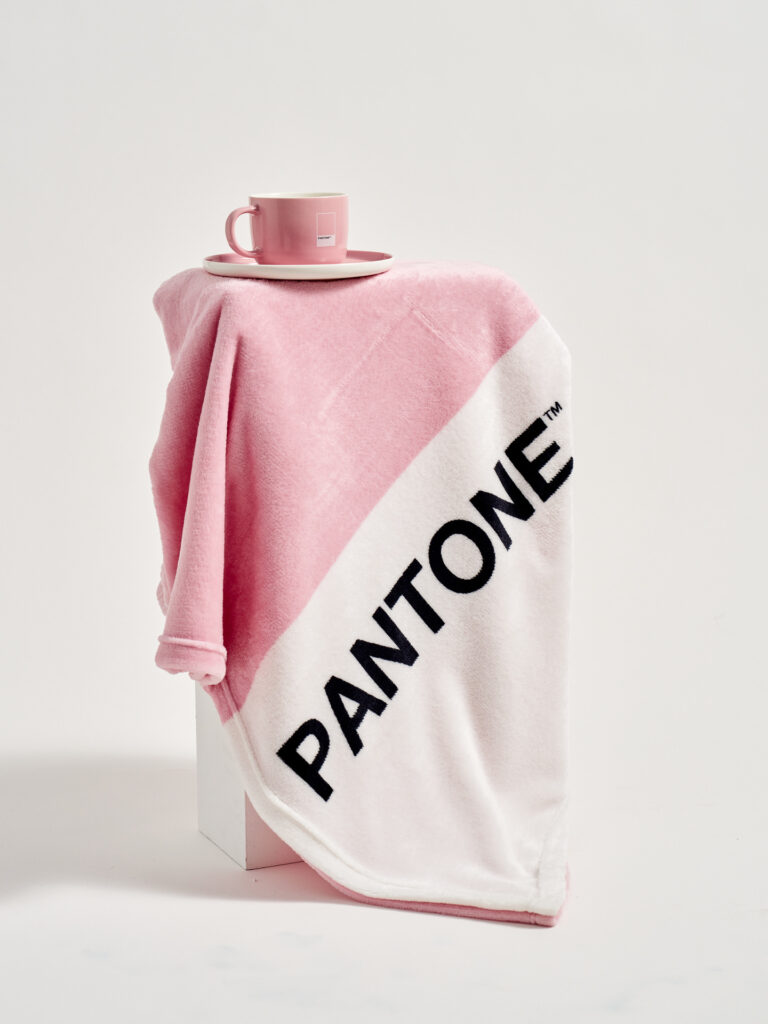 Fotografia produktowa Pantone: stylizowany koc i kubek z podstawką, artystyczna aranżacja produkt&oacute;w