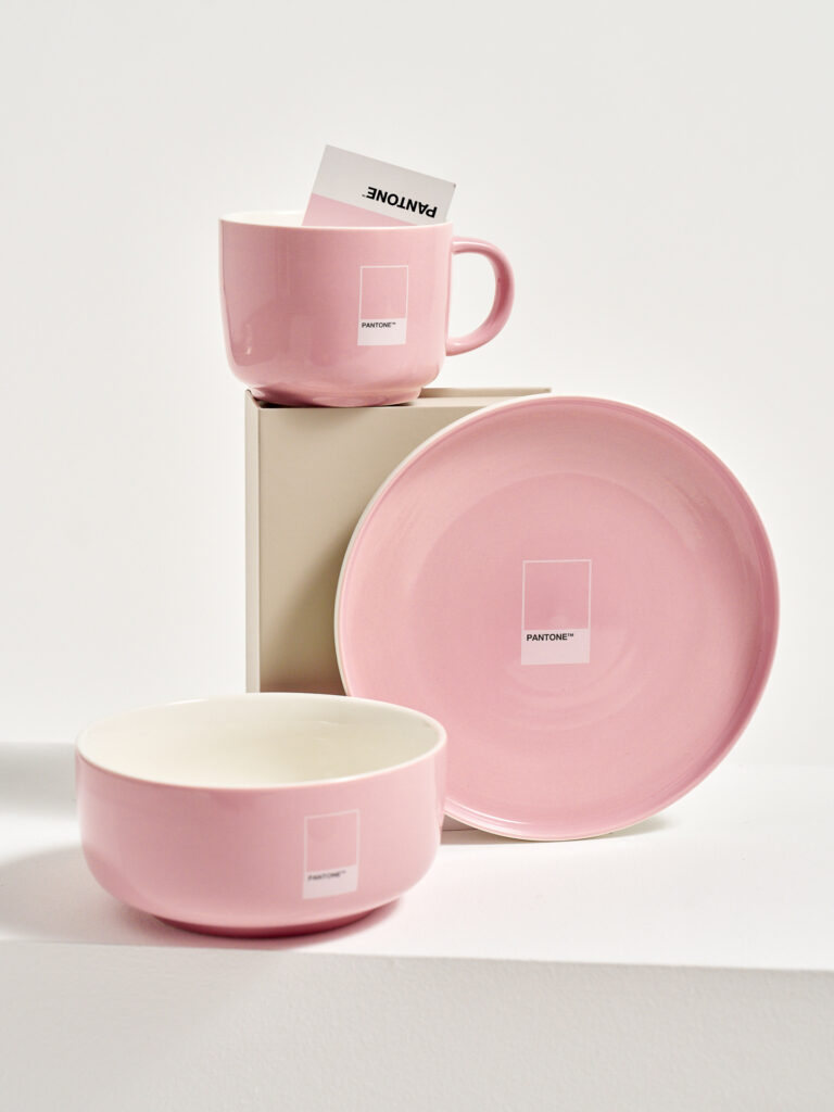 Fotografia produktowa Pantone: r&oacute;żowy zestaw naczyń, artystyczna aranżacja produkt&oacute;w kuchni