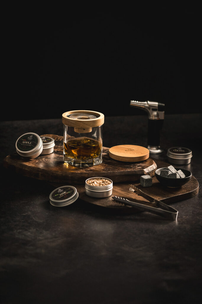 Fotografia produktowa Smoky Craft: profesjonalny zestaw do aromatyzowania whisky, premium product styling